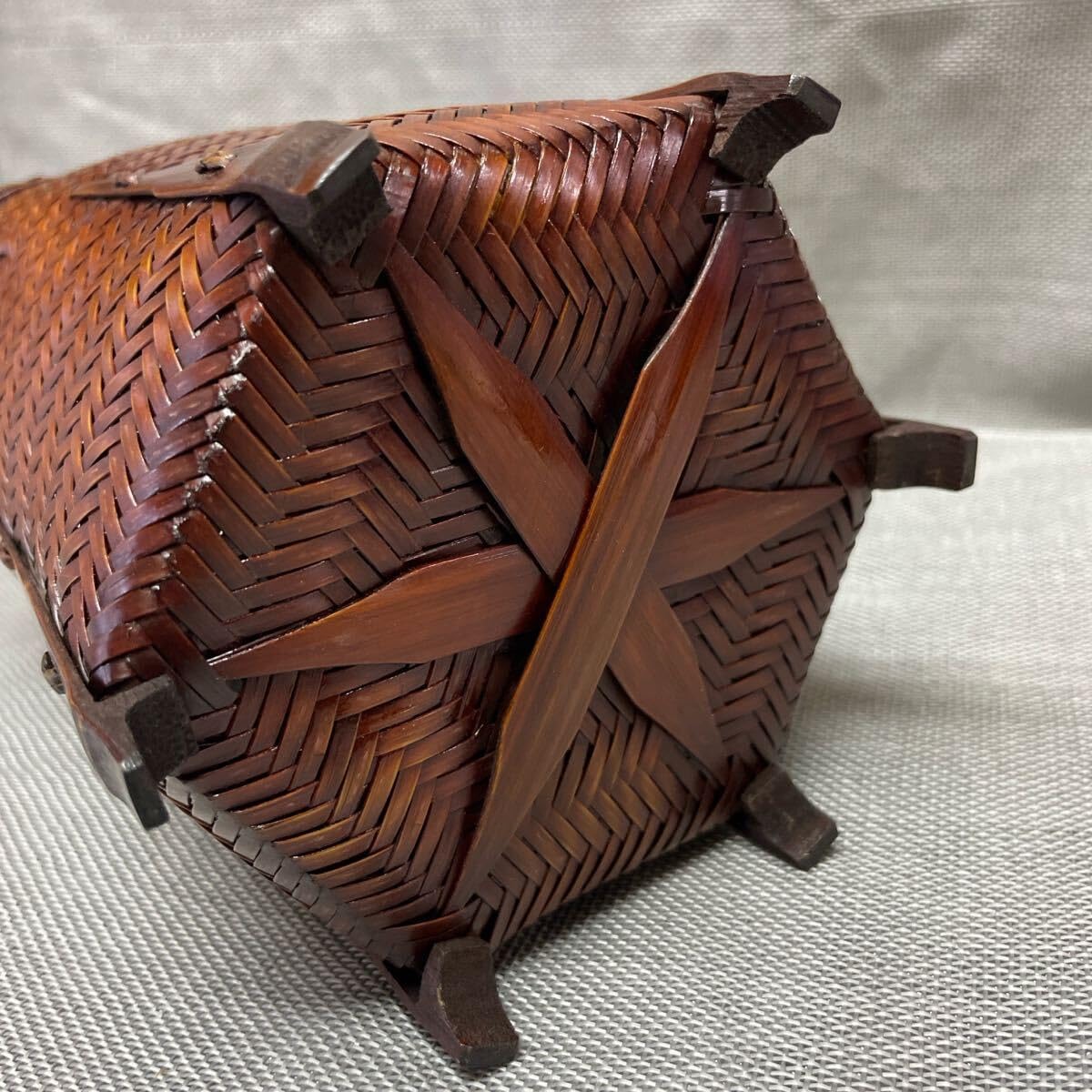 六角形 花籠 竹製 網代編み おとし銅製 花入れ 竹籠 茶道具 持ち